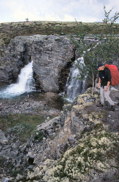 Ilse bij een waterval.
