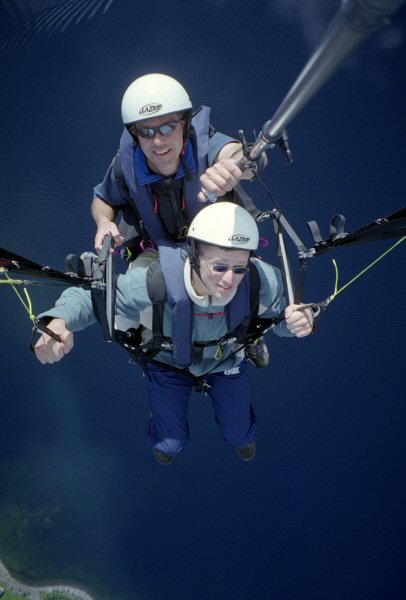 Paragliden boven het meer bij Voss.