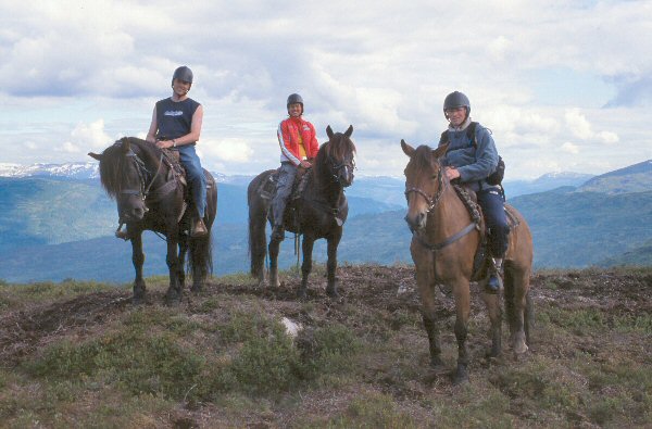 Michiel, Yvonne en ik te paard.