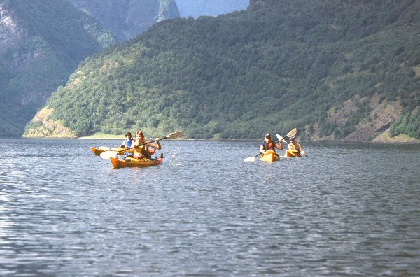 Ontspannen peddelend op het fjord.