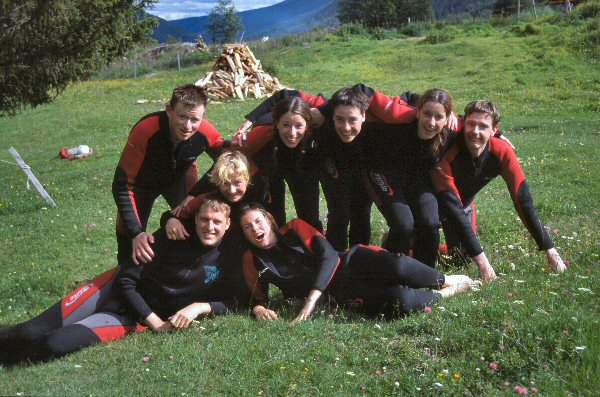 Groepsportret in wetsuits.