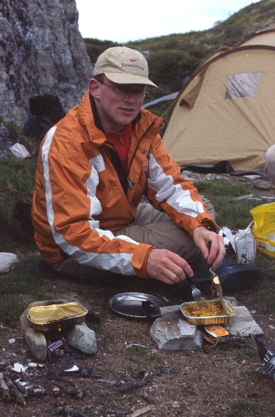 Het koken van avondeten op eigen vuurtje.